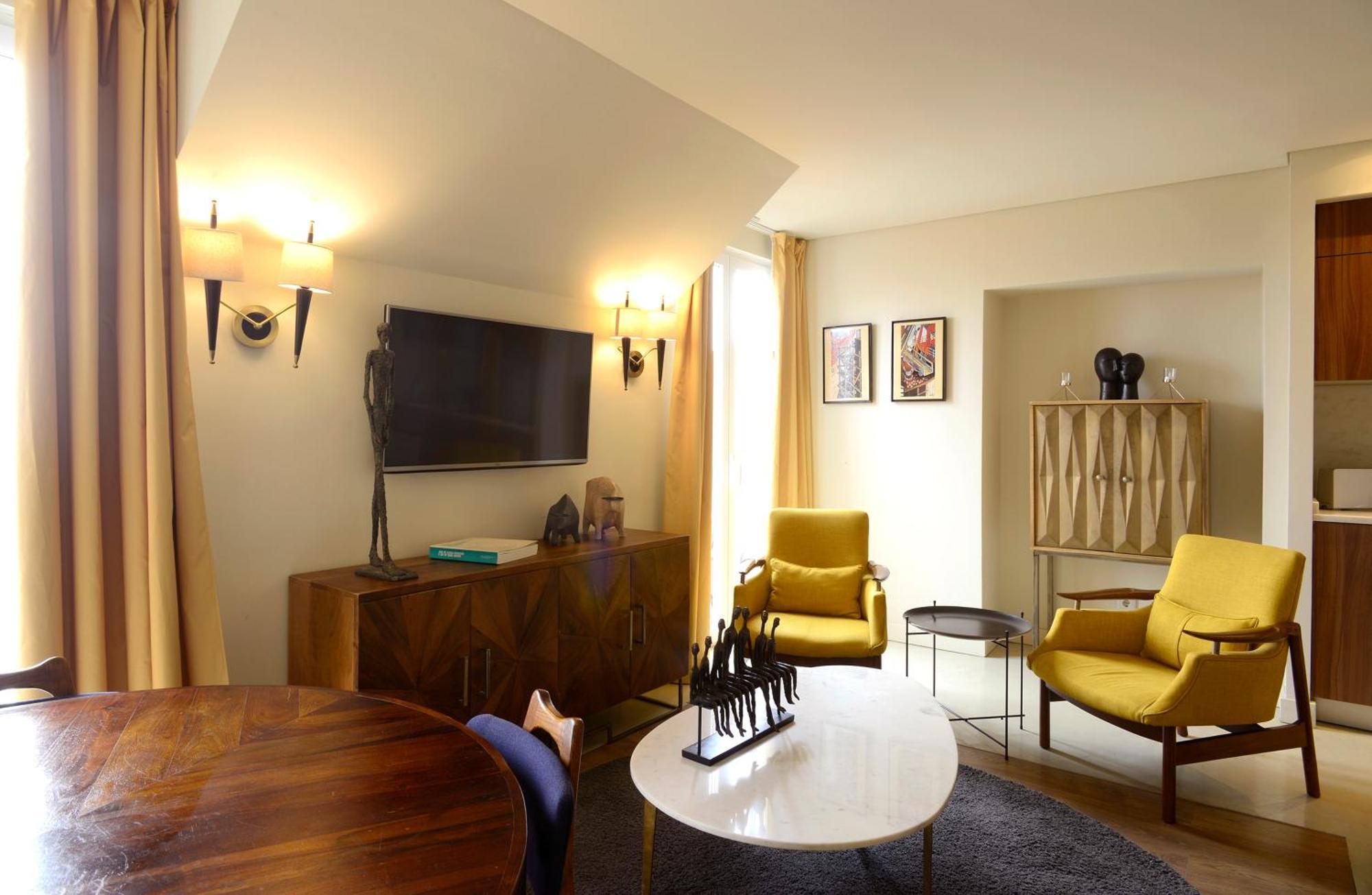 Deluxe One-Bedroom Apartment Balcony river view